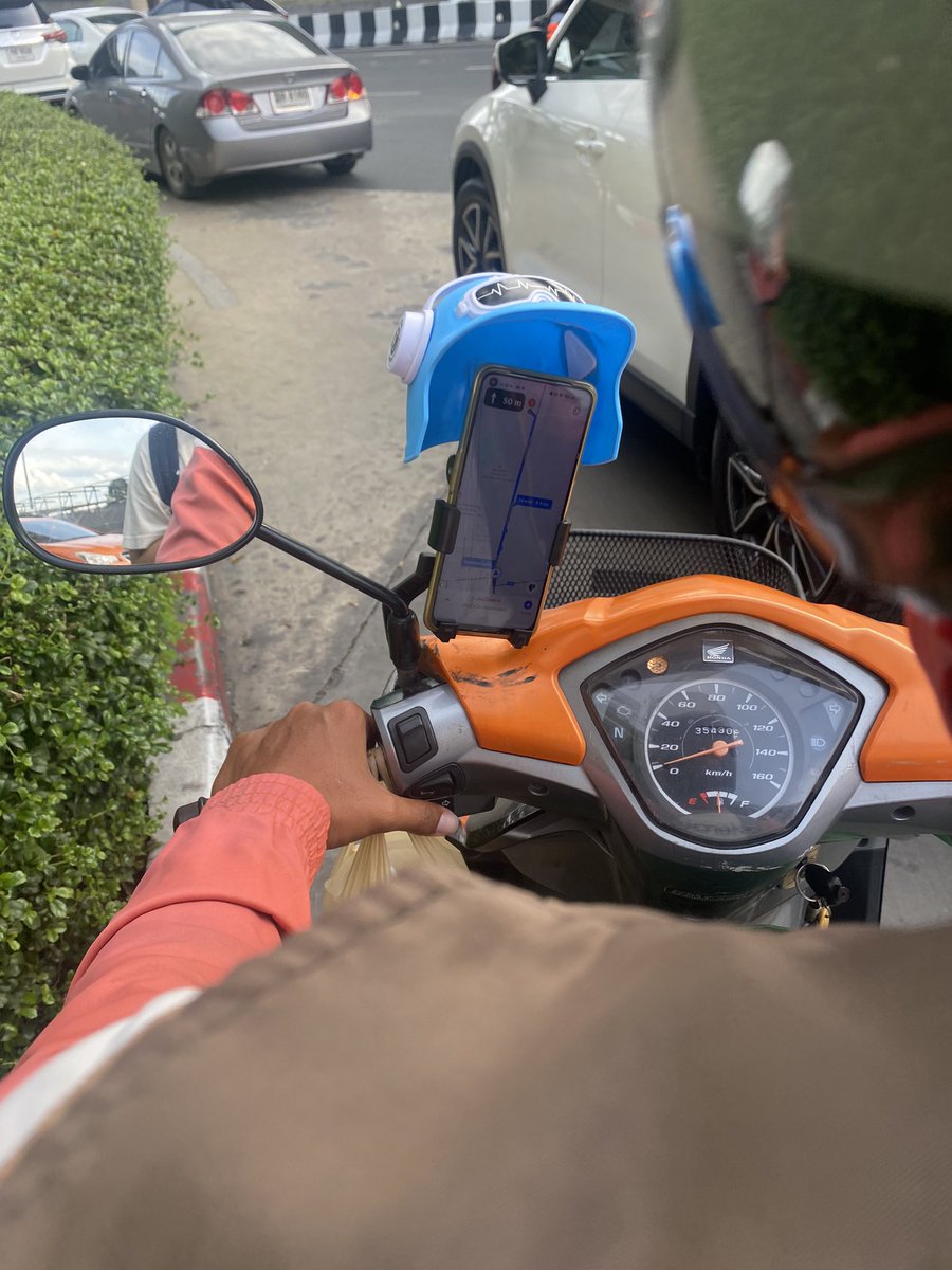 jjwwpp5's tweet image. แกร๊ปมีหมวกกันน็อคให้ทอสับ แต่ไม่มีให้ชั้น