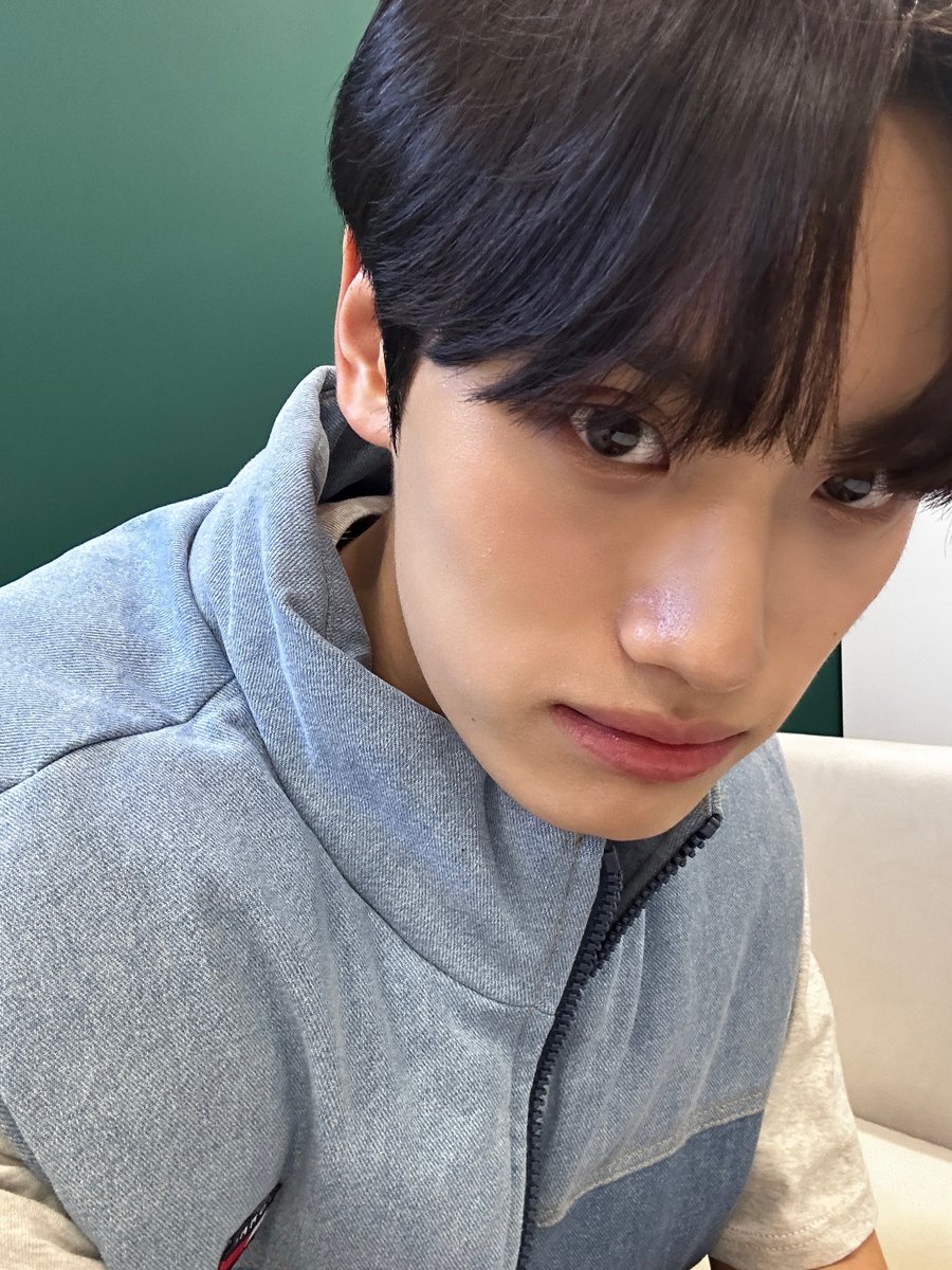 TIOT_NOW's tweet photo. [준현]
나이스 한 하루를 보낸 우최귀 금준현입니둥
보고 싶었던 선생님들 만나 뵙게 되어 좋았어요..
다음에 만날 땐 더욱더 빛나는 모습 약속해요🧡

#금준현 #KUMJUNHYEON
#RedstartENM #레드스타트이엔엠 https://t.co/0O194NvWHy