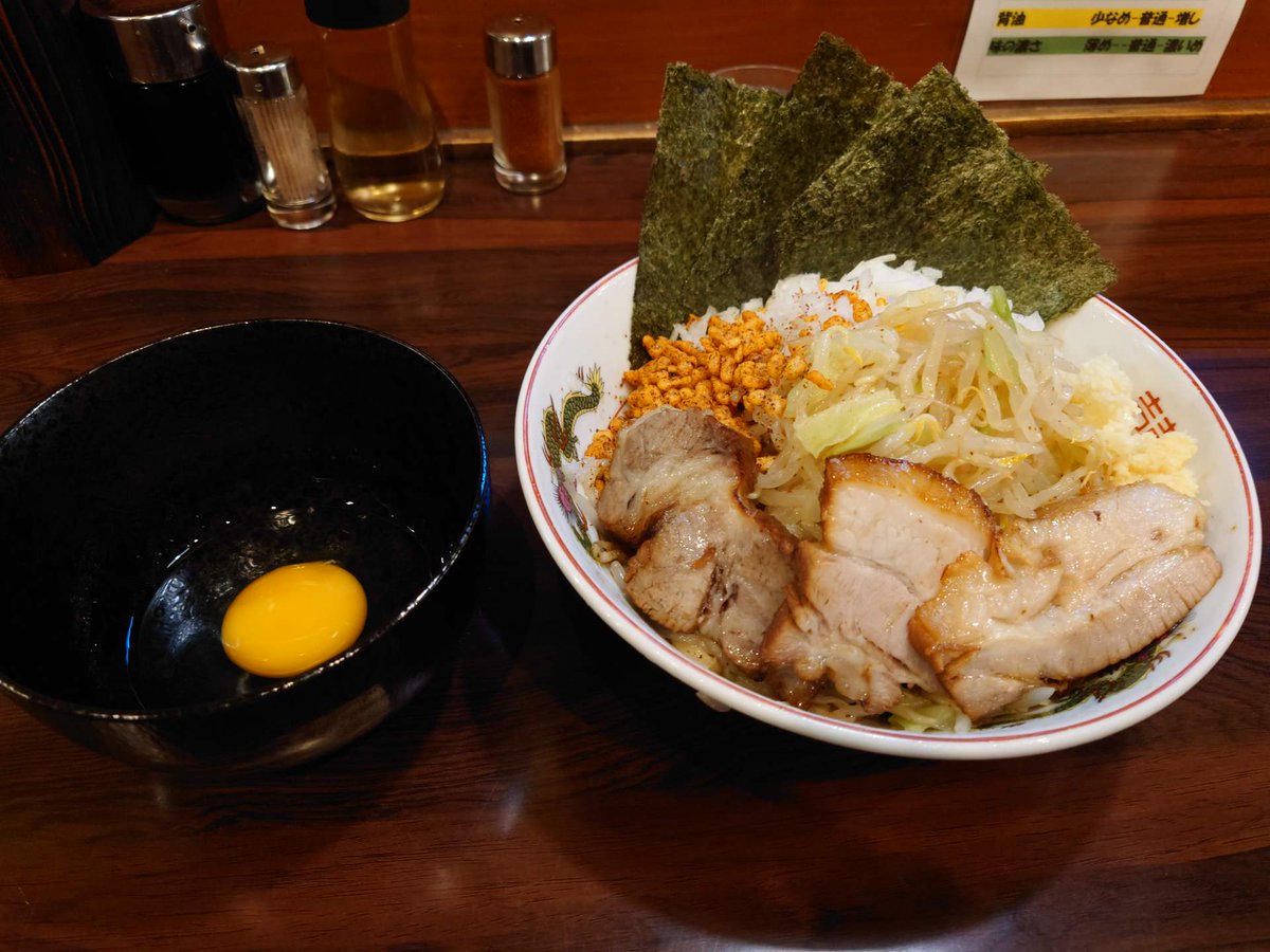 aporitan's tweet photo. ＃岡山ラーメン
＃らーめん加藤商店
＃加藤商店
＃限定ラーメン
#冷やしカレー醤まぜそば
辛揚げがパンチ出していて、最後まで飽きない。トッピングのニンニクとしょうがも夏らしく最後まで完食大満足。 https://t.co/iJ9s96mAfl