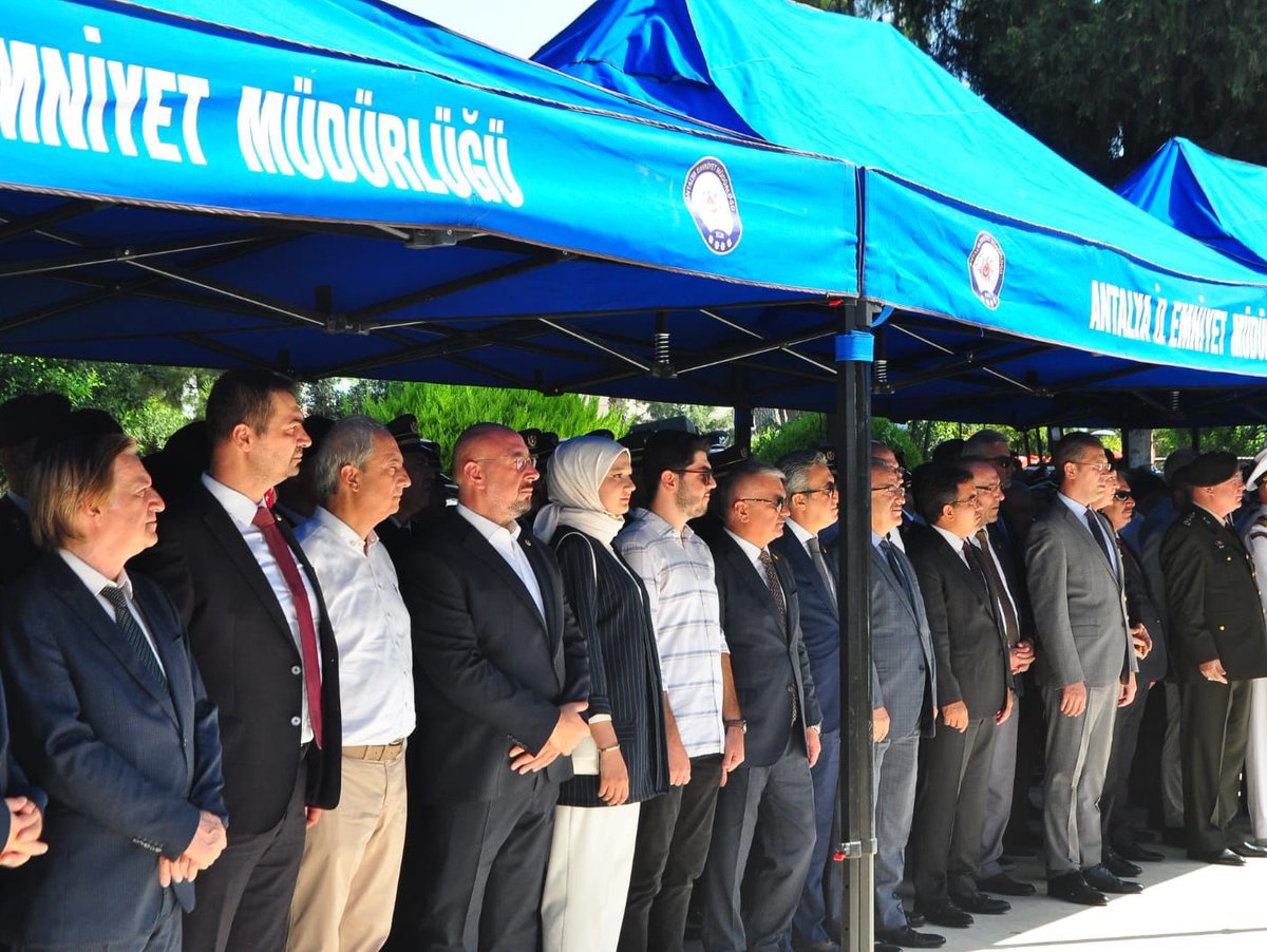 UGUR__POYRAZ's tweet photo. Antalya’da #15Temmuz Demokrasi ve Milli Birlik Günü Anma Programı resmi töreninin ardından  Şehit Polis Memurumuz Muhammet Oğuz Kılınç’ın kabrini ziyaret edip, dualarımızla yad ettik. Tüm Aziz şehitlerimizin ruhları şad, mekanları cennet olsun. https://t.co/AcTooUUIN0
