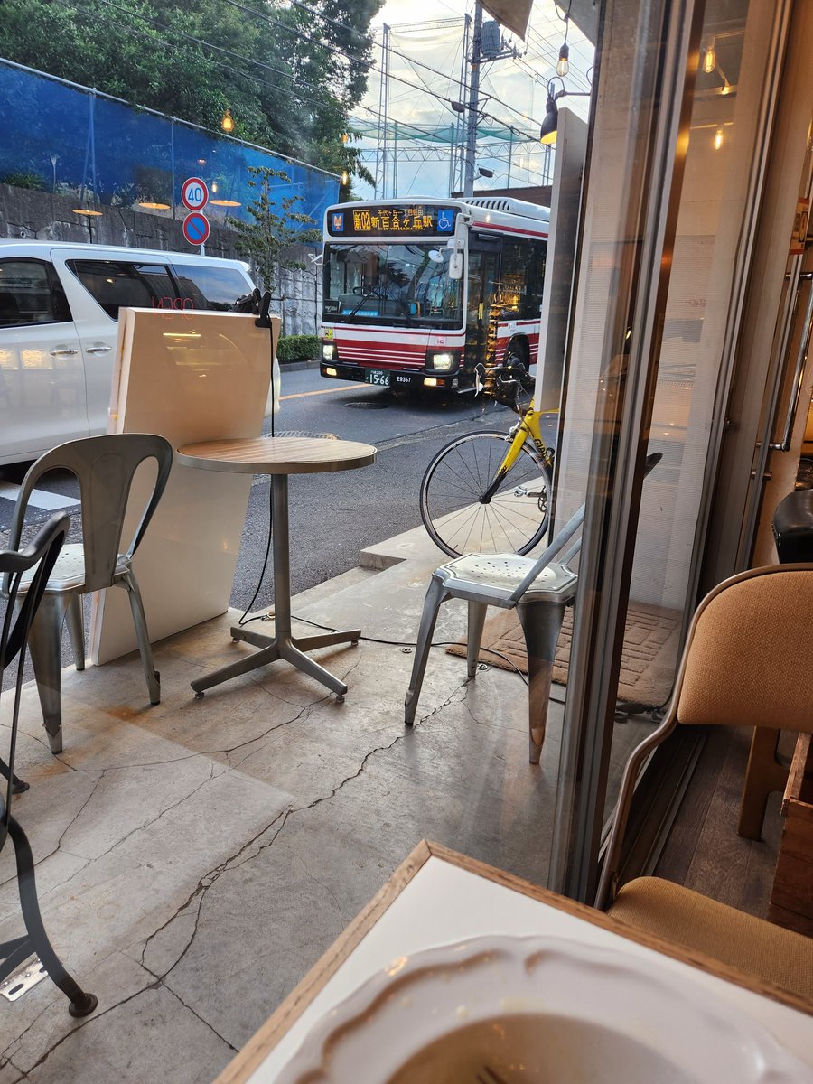 kawasan4036's tweet photo. 初、Lillycafeでした。きのこたっぷりのパスタに、モッツァレラチーズをプラス、アイスコーヒーで、1960円。店内では、旧車のポルシェとアルファロメオがお出迎え。その奥には、大きなワインセラー♪　#百合ヶ丘　#Lillycafe　#リリーカフェ　#千代ヶ丘 https://t.co/zoNnXjN5E4