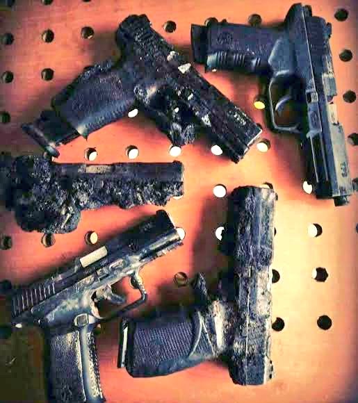 Gölbaşı Özel Harekat Dairesi’ne 3000 derece ısı yayan 1 tonluk bomba attılar.

51 özel harekatçı aslan yanarak şehit oldu. Tabutlarına ağırlık olsun diye taş kondu.

Resimdekiler onların erimiş silahları.

#15Temmuz 'a tiyatro diyene sırf onlar için ağız dolusu söverim!