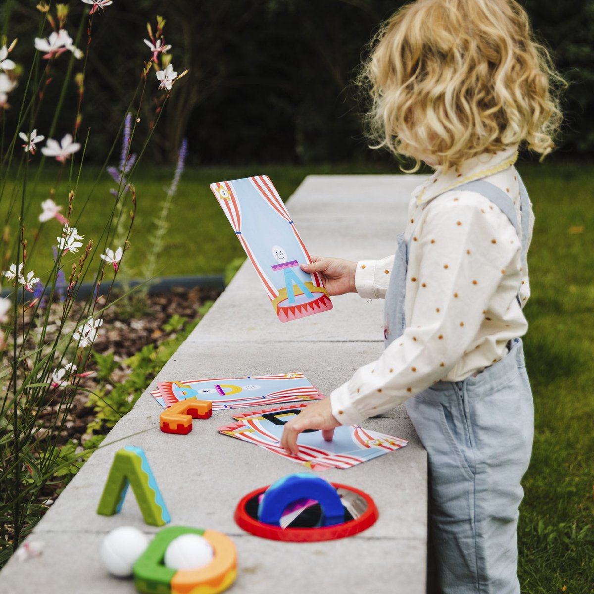 A day to explore the magnetic world of acrobats…

Mix ‘n Match to create your own sculpture or test your skills and copy one of the picture cards. 
Plan carefully, balancing is harder than it looks! 

#smartmax #myfirst #magnetictoys #constructiontoys #handeyecoordination