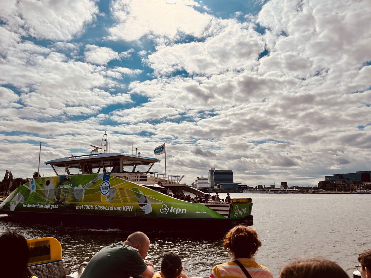 barthoboer's tweet photo. Amsterdam kleurt #KPN groen. 
Gisteren een nieuw logo op het dak.✅
Vandaag een advertentie in @parool omdat we in heel @AmsterdamNL glasvezel aanleggen. 🗞️ 
Nieuwe XL winkel geopend tegenover de RAI. 🏬 
En een glasvezel-pontje op het IJ. ⛴️

➡️ https://t.co/ICOEpFVeAZ https://t.co/cs2dn7PjzV