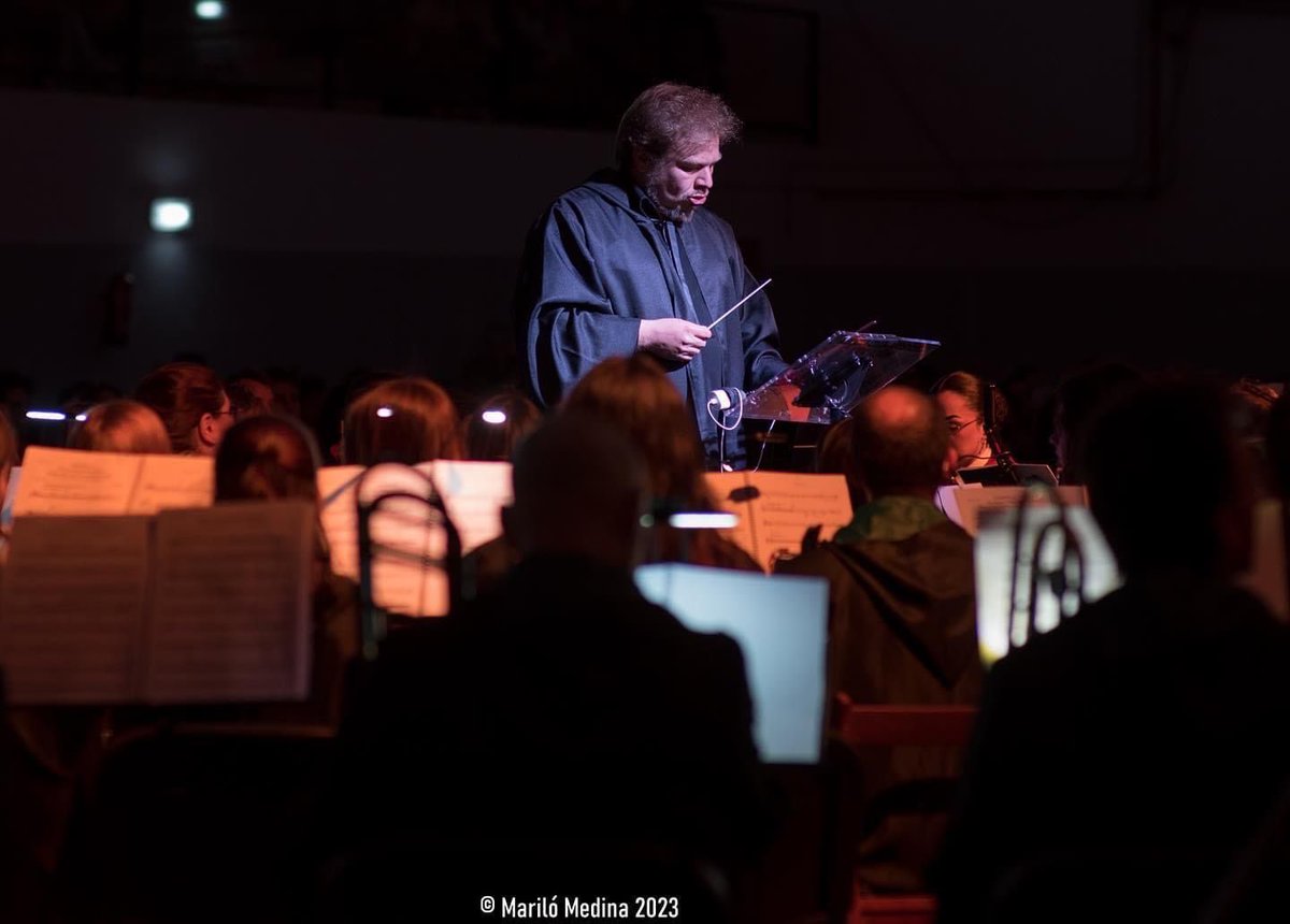 Hoy quisiéramos hacer llegar una dedicatoria especial a una de las personas que hacen que todo funcione. Feliz cumpleaños, Javier Giner Gutiérrez. Por muchos años más de «trabajo, constancia y humildad» bajo tu batuta. Tu banda de Lanjarón te quiere 🍍.