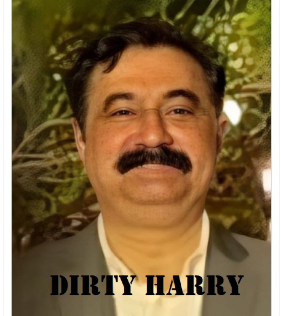 soldierspeaks's tweet photo. پرویز خٹک عرف ٹوتھ پک اور میجر جنرل فیصل نصیر عرف ڈرٹی ہیری کے درمیان گہری رفاقت

میجر جنرل فیصل نصیر، ڈی جی سی آئی ایس آئی نے رواں ہفتے صوبہ خیبر پختونخواہ کا دورہ کیا اور وہاں پرویز خٹک سمیت کئی سیاستدانوں سے ملاقات کی۔ انہوں نے اسی وجہ سے پشاور کا دورہ کیا اور پولیٹیکل انجینئرنگ کے حوالے سے اپنی کوششوں کو آگے بڑھانے کے لیے کچھ دن قیام کیا، لیکن وہ ناکام رہے۔

ذرائع نے بتایا کہ پرویز خٹک نے آج 15 جولائی بروز ہفتہ پریس کانفرنس کرنی تھی۔ تاہم پرویز خٹک مطلوبہ نتیجہ لانے میں بری طرح ناکام رہے ہیں اور پی ٹی آئی سے منحرف اراکین اکٹھے کرنے میں ہو چکے ہیں۔

کیا خیبر پختونخواہ کے عوام پرویز خٹک گروپ کو کے پی کے میں ووٹ دی�� گے؟