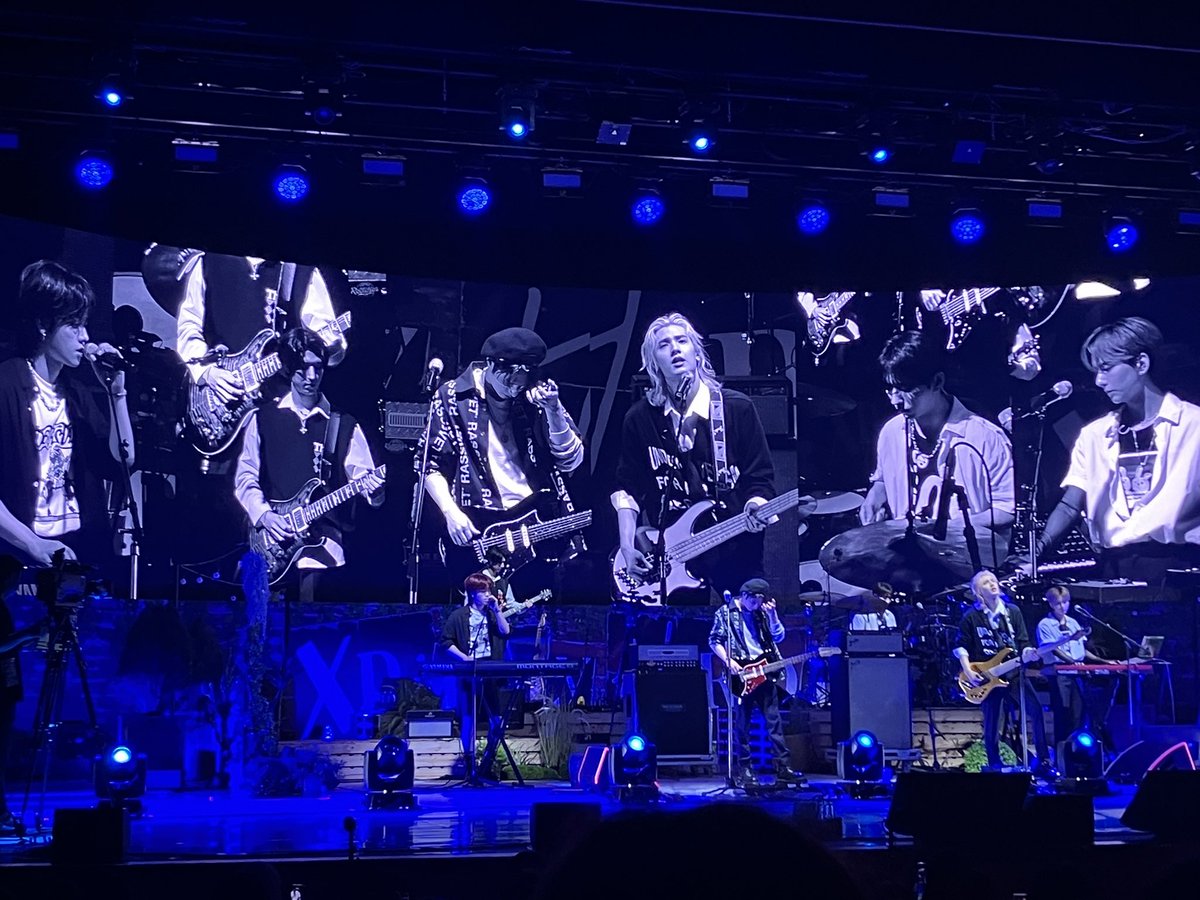 THEIR OUTFITS LOOK SO GOOD?????