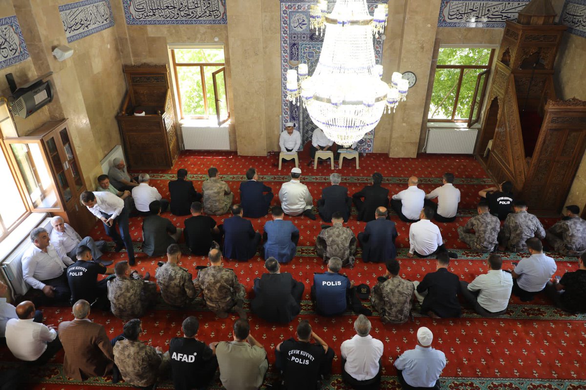 Bitlis Merkez Müftülük camiinde 15 Temmuz gecesi şehitlik mertebesine ulaşan vatansever halkımız, polisimiz ve askerlerimizin aziz ruhları için okunan Kuran tilavetine katıldık . Rabbim mekanlarını cennet makamlarını nur eylesin.