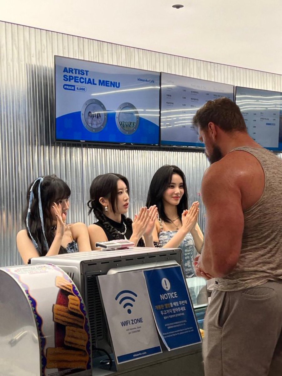 lvurl's tweet photo. can i get the uhh.. odd eye circle cake with a chuu water on the side? https://t.co/jFnnf8eo9Y