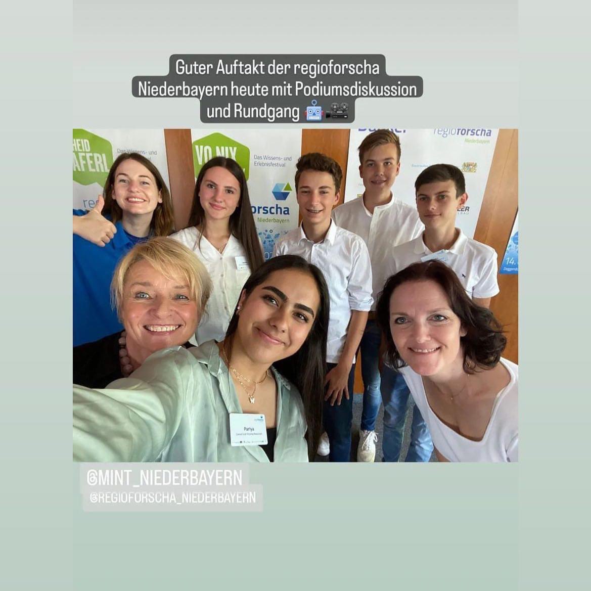 regioforscha's tweet photo. Super Team beim Auftakt der #regioforscha23. #regioforscha #twlz #bayernedu #bayerischerwald #niederbayern #deggendorf #pllattling https://t.co/gk2Lu95Yzo