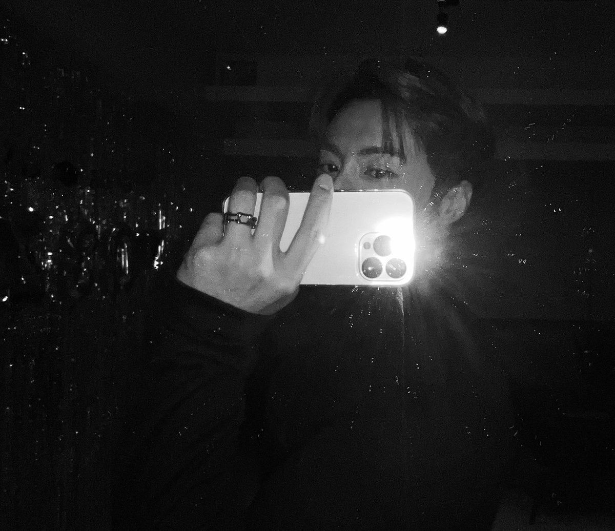 taegyuni30's tweet photo. ✨
#Hwi #ClueSelcaDay https://t.co/AOA3zT2WA4