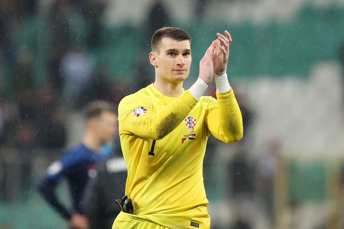 FabrizioRomano's tweet photo. Fenerbahçe are closing in on Dominik Livaković deal. Agreement in place with the player, personal terms sealed. 🟡🔵

Fenerbahçe are also on the verge of closing the agreement with Dinamo Zagreb, as @yagosabuncuoglu reports.

Meanwhile, Becão will fly to Istanbul on Sunday. https://t.co/Q1dJDRWoau
