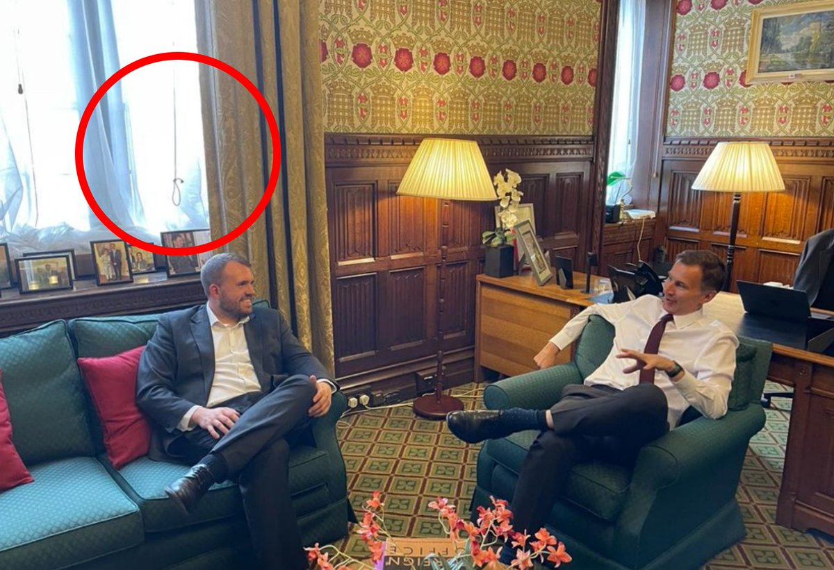 MittensOff's tweet image. These pair look happy, probably because the gallows outside Hunt's office are ready for action. 
#ToriesOut373 #HuntOut #GullisOut #GeneralElectionNow #ToriesUnfittoGovern