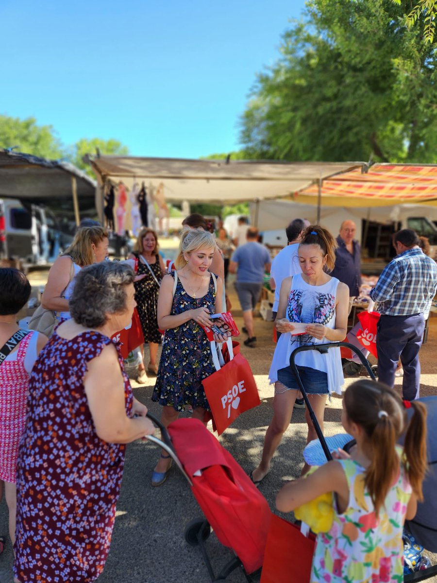 Esta mañana en el mercadillo de Benacazón explicando los avances conseguidos por el gobierno progresista de Pedro Sánchez, en muy buena compañía <a href="/JuanaMCarmona/">Juana María Carmona</a>