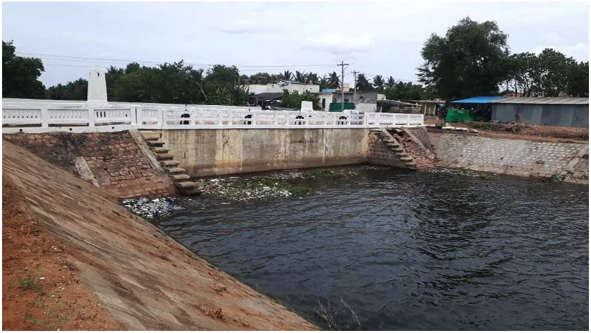 KalkiOnline's tweet image. மனித உழைப்பால் மட்டுமே வெட்டப்பட்ட வாய்க்கால்...!!

Read More:
kalkionline.com/misc/katturai/…

#humanlabor #mayanurkaveri #IrrigationFacility #krishnarayapuram