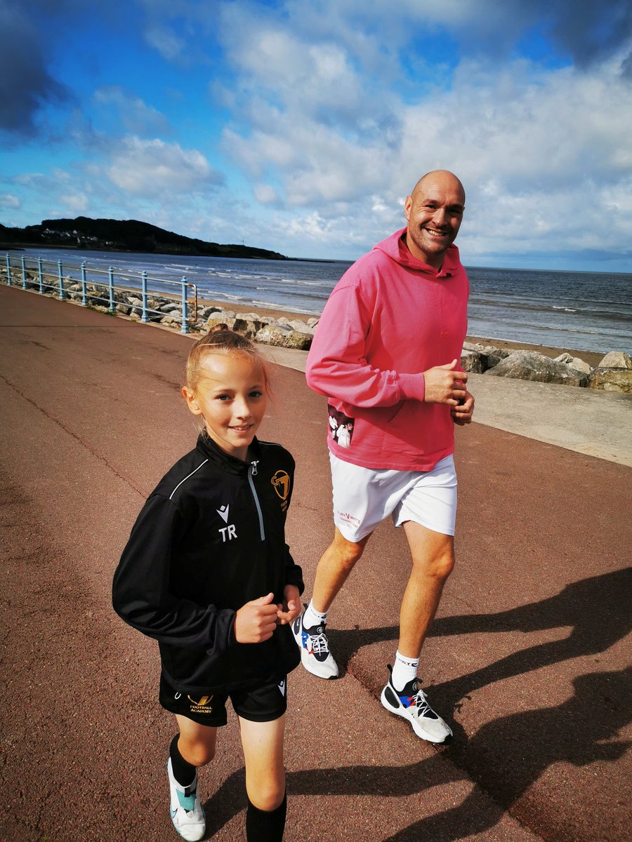 JulieRits's tweet photo. Enjoyed getting out this morning. Did some extra work and bumped into the champ 🥊💪🏼 https://t.co/fVWH2cug9P