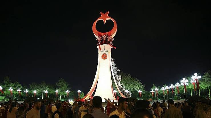 Bir yemin verdik biz unutursak kanımız kurusun
Bin şehit verdik biz susarsak sesimiz boğulsun