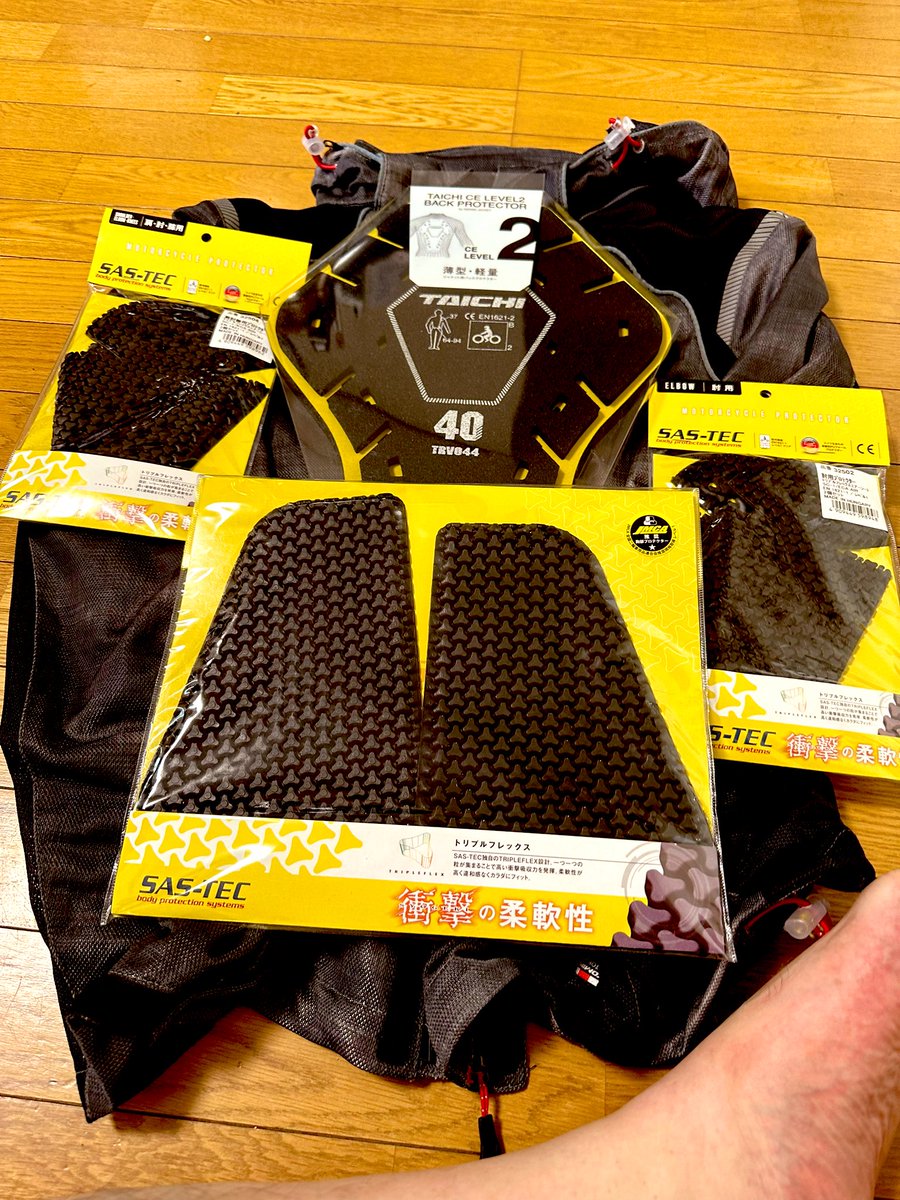 819don885's tweet photo. 暑さが厳しくなってきたのでコミネのフルメッシュに軽めで通気性の良いプロテクターを入れ替え
#komine #プロテクター #でいとな #sastec #rstaichi https://t.co/hFKaqi0AYV