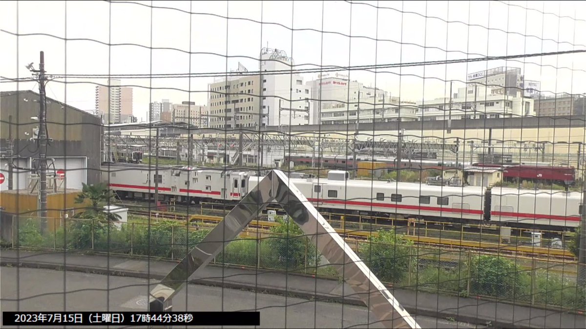 e583_hamanasu's tweet photo. 宇都宮ライブカメラより（７／１５）
９０１１レ　カシオペア紀行　青森行き　ＥＦ８１牽引
宇都宮駅を出発→
キヤＥ１９３系が朝から同じ場所で停車してる（マヤ５０連結）
#カシオペア紀行 https://t.co/afsTSlsmpj