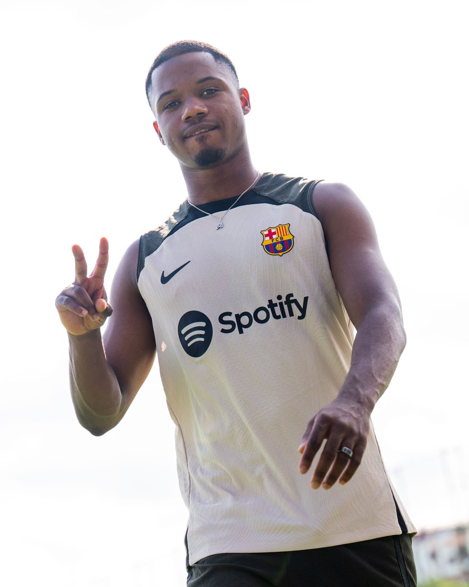 FCBarcelona_es's tweet photo. ✌️ @ANSUFATI ✌️ https://t.co/LJ19cisMMm