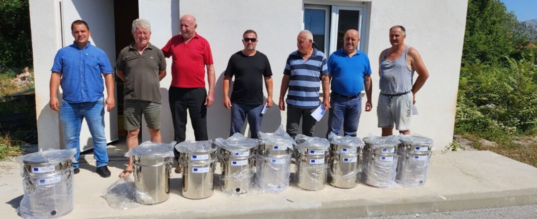 GlasHrvatske's tweet photo. U općini #Ravno održana podjela pčelarske opreme-inox kanti za med, članovima Udruge pčelara “Vrijesak”. 35 članova udruge dobilo je 70 kanti i potpisali ugovor o međusobnim obvezama. https://t.co/81Z2upUcB3