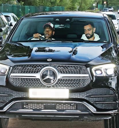 UtdFaithfuls's tweet photo. 📸 Bruno Fernandes is BACK at Carrington. 🇵🇹❤️ https://t.co/aJNNySIxB5