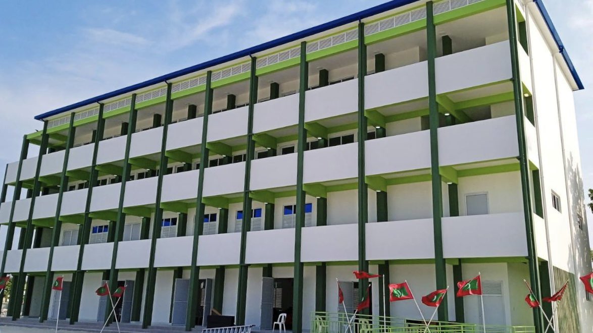 Ministry of Education (@moedumv) on Twitter photo މ. ކޮޅުފުށި، މ. އަތޮޅު މަދަރުސާގެ މަލްޓިޕަރޕަސް ހޯލާއި 8 ކްލާސްރޫމް އިމާރާތް، ރައީސުލްޖުމްހޫރިއްޔާ <a href="/ibusolih/">Ibrahim Mohamed Solih</a> ހުޅުއްވައިދެއްވުން. އަރިހުގައި މިނިސްޓަރ <a href="/aisthly/">Aishath Ali</a> ބައިވެރިވެ ވަޑައިގެންނެވި. މި އިމާރާތާއެކު، އަންނަ ދިރާސީ އަހަރު މ. އަތޮޅު މަދަރުސާގައި ކިޔަވައިދޭނީ އެއް ދަންފަޅިއަށް. މ. ކޮޅުފުށި، މ. އަތޮޅު މަދަރުސާގެ މަލްޓިޕަރޕަސް ހޯލާއި 8 ކްލާސްރޫމް އިމާރާތް، ރައީސުލްޖުމްހޫރިއްޔާ <a href="/ibusolih/">Ibrahim Mohamed Solih</a> ހުޅުއްވައިދެއްވުން. އަރިހުގައި މިނިސްޓަރ <a href="/aisthly/">Aishath Ali</a> ބައިވެރިވެ ވަޑައިގެންނެވި. މި އިމާރާތާއެކު، އަންނަ ދިރާސީ އަހަރު މ. އަތޮޅު މަދަރުސާގައި ކިޔަވައިދޭނީ އެއް ދަންފަޅިއަށް.