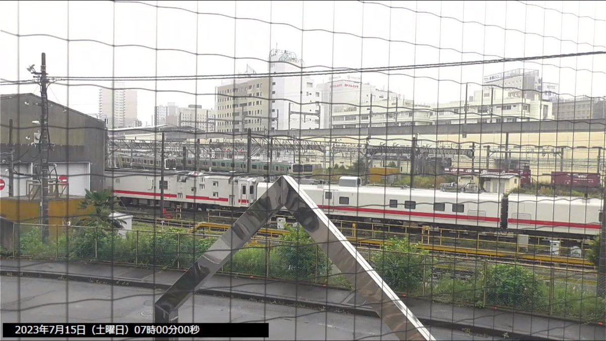 e583_hamanasu's tweet photo. 宇都宮ライブカメラより（７／１５）
９０１１レ　カシオペア紀行　青森行き　ＥＦ８１牽引
宇都宮駅を出発→
キヤＥ１９３系が朝から同じ場所で停車してる（マヤ５０連結）
#カシオペア紀行 https://t.co/afsTSlsmpj