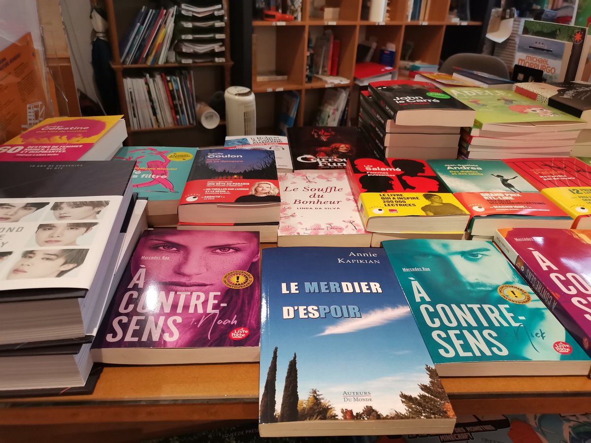 Quand tu te rends à la librairie pour acheter des livres pour ta fille (à lire pendant les vacances pour faire un exposé à la rentrée, c'est vrai qu'on peut pas être tranquille en vacances, mais ce n'est pas le sujet 😠) et que tu tombes sur ton roman "Le Souffle du Bonheur" ❤️