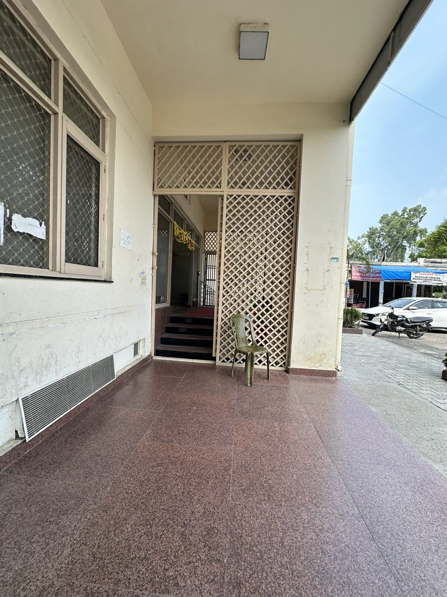 theamiverma's tweet photo. What a great respect to the proud citizen of the nation happens to be income tax payers &amp; exporters of software services that the rude private security refuses a sitting in RPO office Jalandhar in extreme heat &amp; the RPO refuses to even meet for 1 min  @MeaIndia
@DrSJaishankar https://t.co/3Ib1vwPzyv