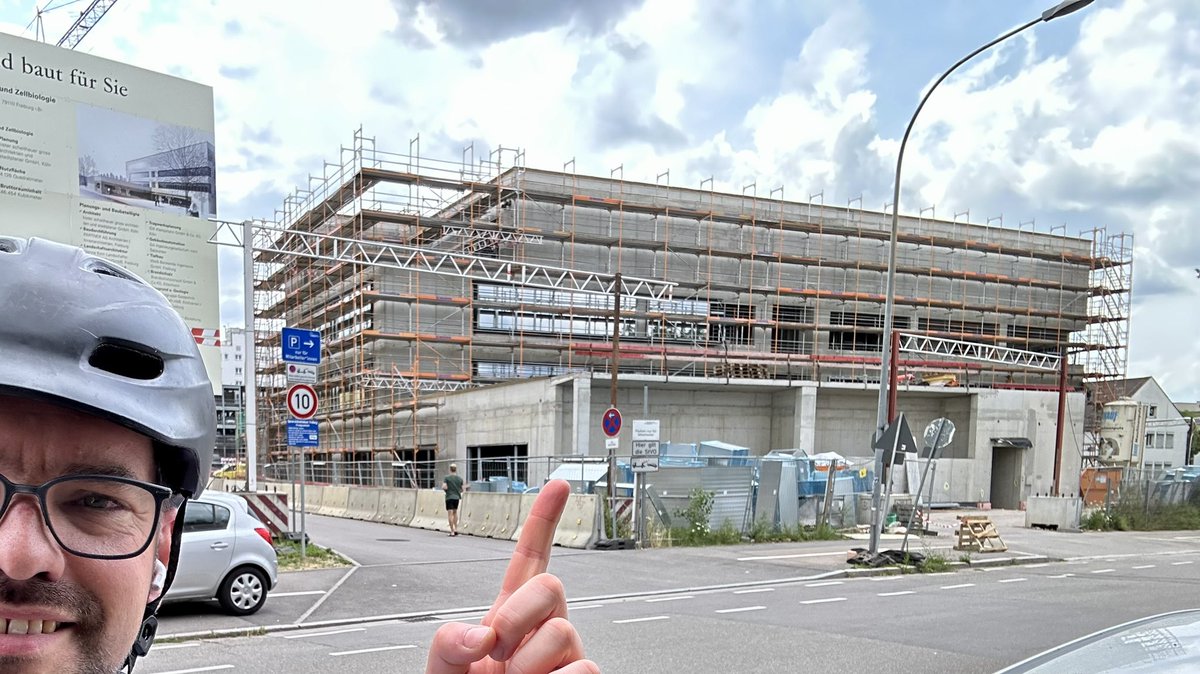 Big things happening at our anatomy building! 🏗️🌱 The progress is steady… Stay tuned for more updates on the incredible journey of creating a state-of-the-art space for anatomical research, exploration and learning! #BuildingTransformation #AnatomyAdventures #Freiburg