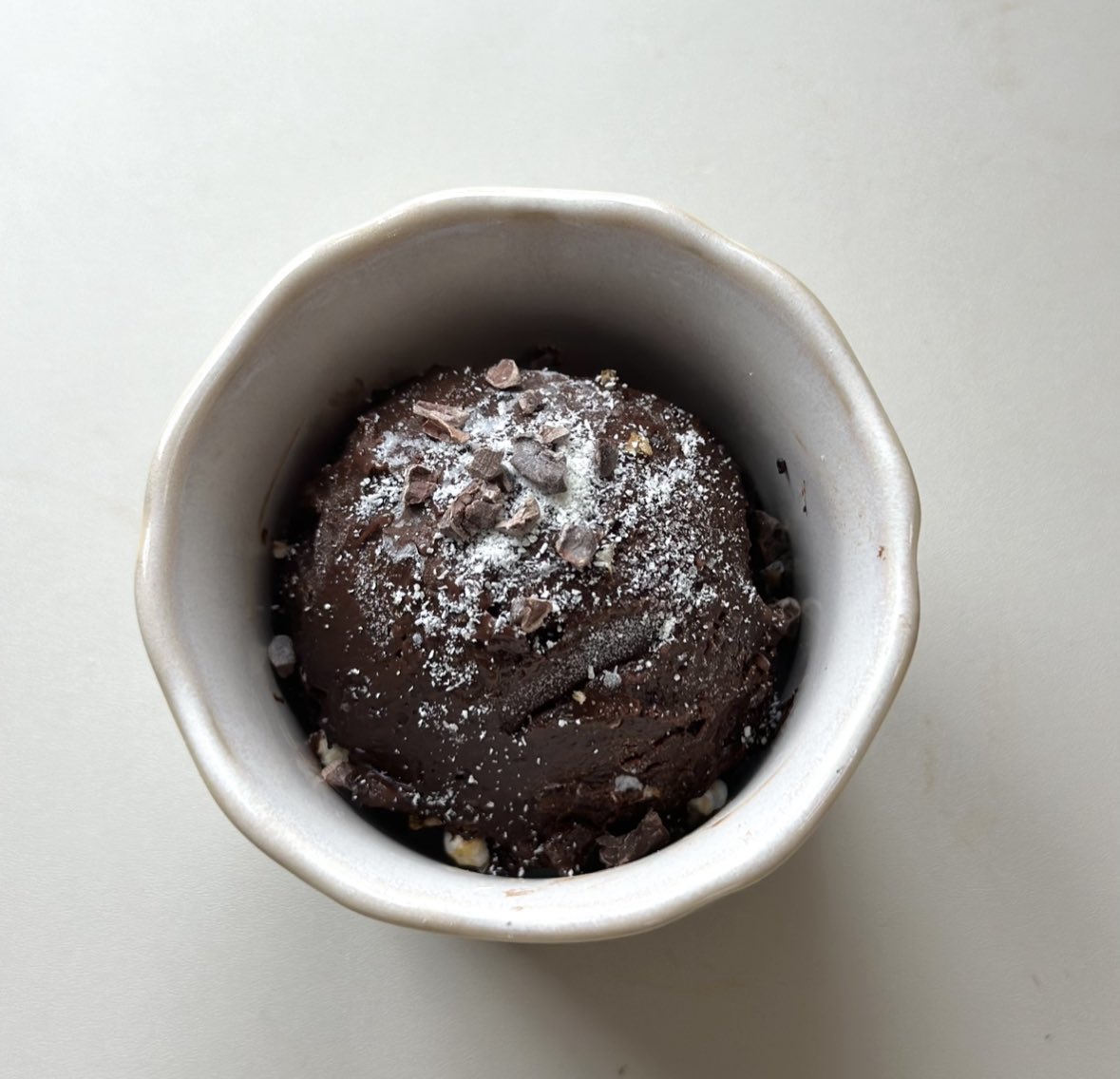 yuchaos_m's tweet photo. 生クリームも卵も油も使わない！

家にあるものだけで作れる超濃厚チョコアイス。
もう市販の買わなくなるくらい美味しいからチョコアイス好きな人絶対作って...

材料は↓
無調整豆乳 100ml
米粉 7g
きび砂糖 35g
ココアパウダー 20g

①ボウルに全部入れて混ぜる
②大体全体混ざったらラップをして600Wで1分チン
③レンジから取り出したらまた混ぜる
④もう一度ラップをして600Wで40秒チン
⑤取り出したら混ぜて冷凍庫に半日寝かせたら完成。

写真付きのレシピはリプ欄↓
