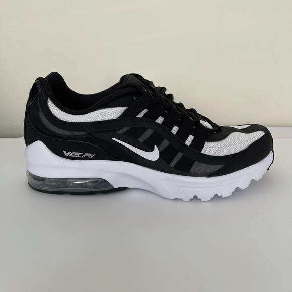 Sandy_Yocum's tweet photo. So good I had to share! Check out all the items I'm loving on @Poshmarkapp #poshmark #fashion #style #shopmycloset #47 #nike #gallerydept: https://t.co/qDVhcfUnZS https://t.co/RobIU5UpwM