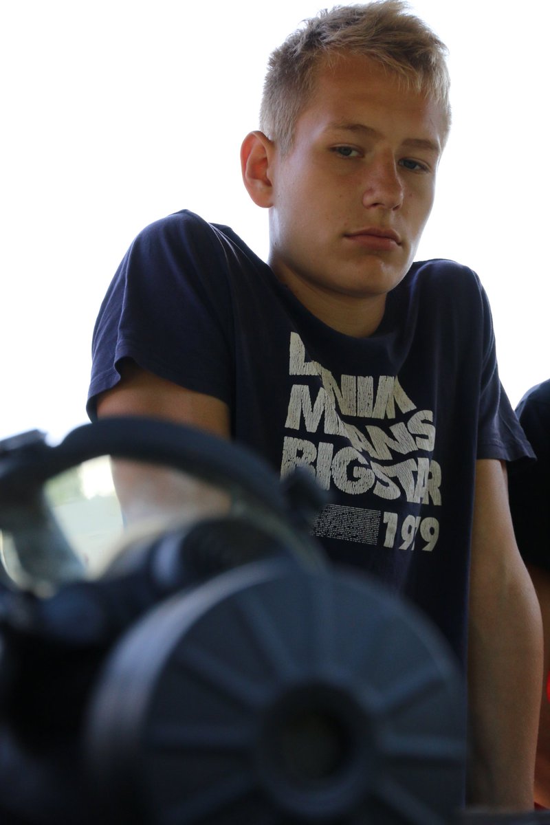 9pulkrozp's tweet image. Naprzód‼️ Trwa akcja "Trenuj z wojskiem" w #9pr‼️ Cywilni ochotnicy podczas jednodniowego szkolenia poznają podstawy żołnierskiego rzemiosła: w tym środki ochrony przed bronią masowego rażenia oraz elementy survivalu❗ #Zwiad wyznacza szlak💪
@MON_GOV_PL