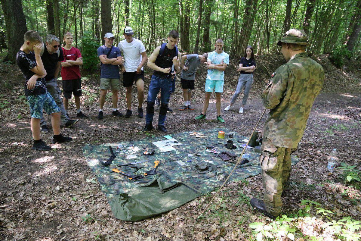 9pulkrozp's tweet image. Naprzód‼️ Trwa akcja "Trenuj z wojskiem" w #9pr‼️ Cywilni ochotnicy podczas jednodniowego szkolenia poznają podstawy żołnierskiego rzemiosła: w tym środki ochrony przed bronią masowego rażenia oraz elementy survivalu❗ #Zwiad wyznacza szlak💪
@MON_GOV_PL