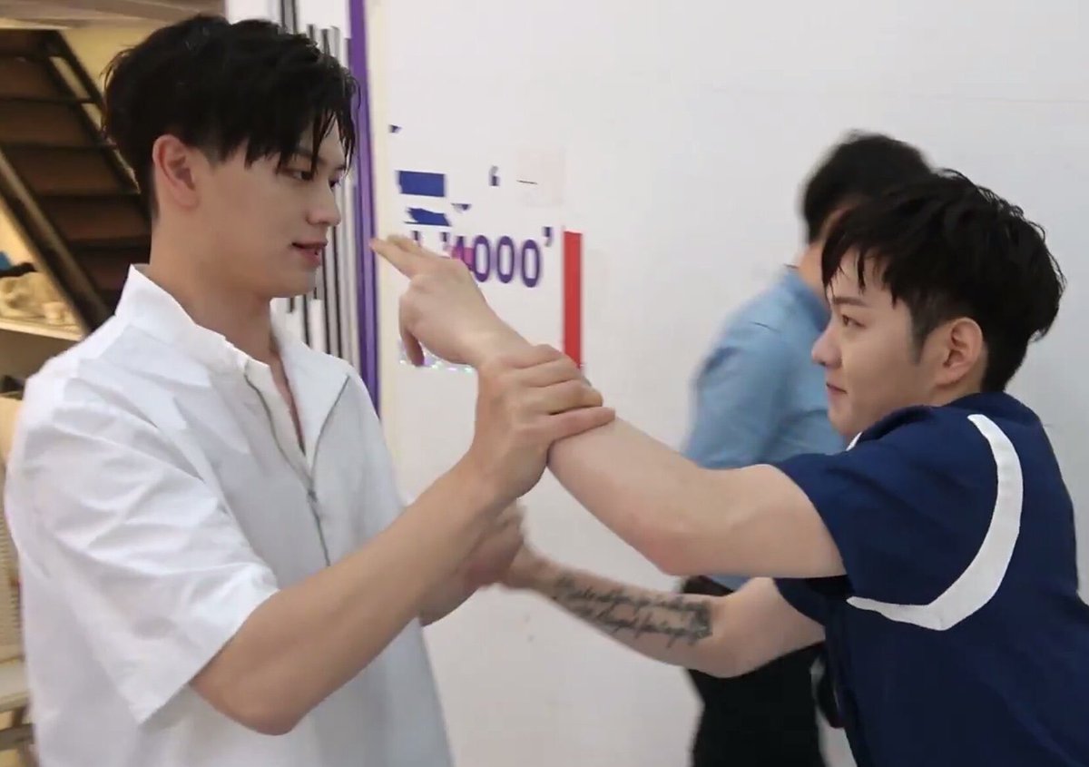 나: 휘핑크림 올려드릴까요?

                                      니일로와봐

어쩌라고

                                       야이세키야뒤질래?

웅 아궁아!!!!!!

나: 휘핑크림. 주냐고요. X발