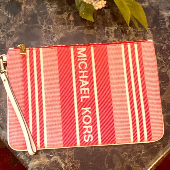 So good I had to share! Check out all the items I'm loving on <a href="/Poshmarkapp/">Poshmark</a> from <a href="/LavineYolanda/">Yolanda Lavine</a> #poshmark #fashion #style #shopmycloset #shein #michaelkors: posh.mk/7iZnWKb4rBb