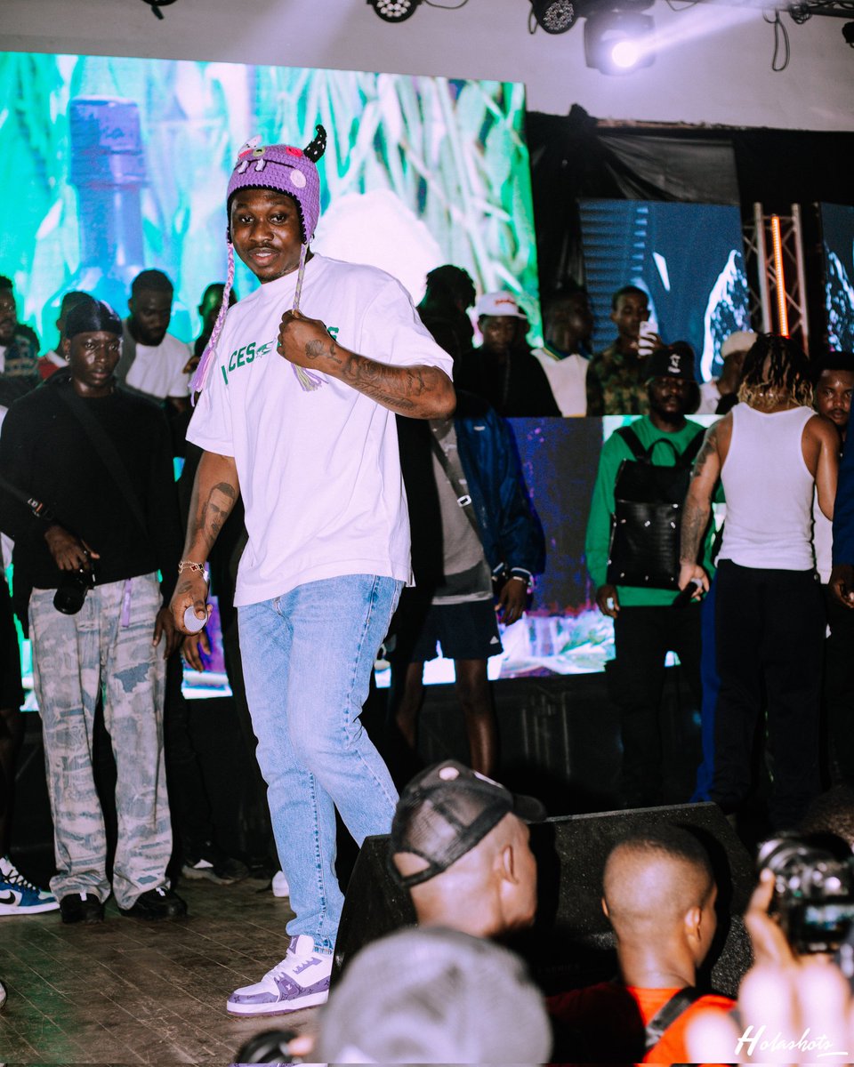 Holashots's tweet image. Jpegs of World President @Zlatan_Ibile at the Poco Lee Homecoming Concert at LASU !!!
#lasu #poco #pocolee #Odumodu #Odumodublvck #ojo #Zlatan #Lagos #lifestyle #concert #performance