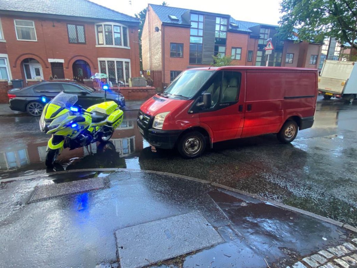 Driver of this vehicle stopped by H-Solo patrol as he was not wearing a seatbelt. Checks revealed he also had an expired licence and no insurance. Driver reported for all three offences and van seized. #T2RPU #Insureitorloseit #Fatal5