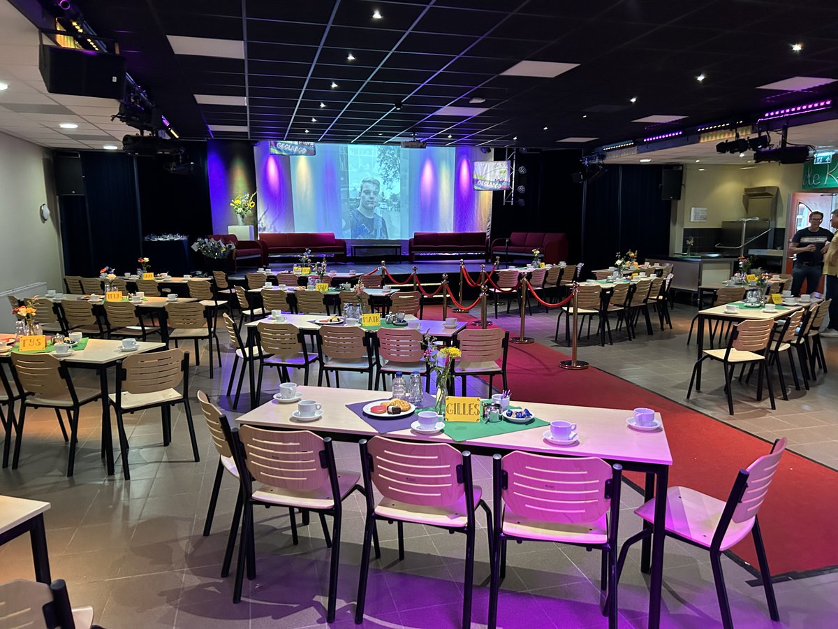 Uitreiking van de diploma's.
Na het compliment van de voorzitter van de examencommissie dat er zo’n goede punten zijn behaald konden we gistermiddag de leerlingen en ouders ontvangen voor de diploma-uitreiking. De leerlingen kwamen om de beurt over de....
de-hilt.nl/Home/Nieuws/20…