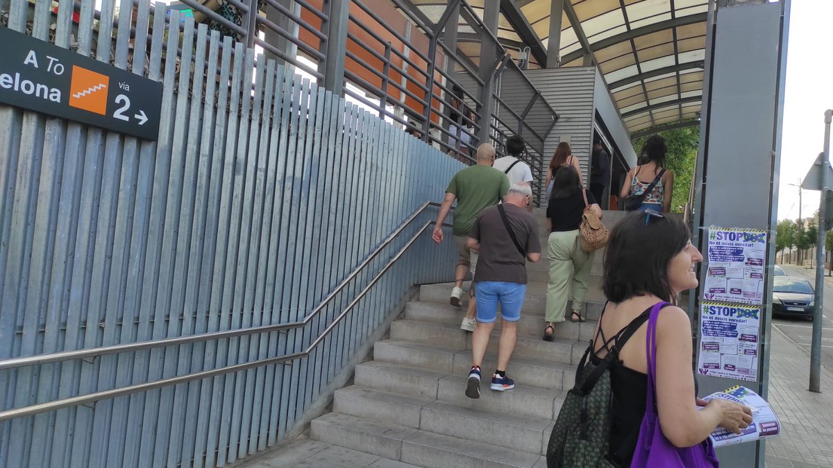 Avui <a href="/UCFRCerdanyola/">UCFR Cerdanyola-Ripollet</a> <a href="/UCFRBadia/">UCFR - Badia del Vallès</a> i Barberà hem repartit material d #StopVox a l'estació de Barberà. Ajudem la gent a reflexionar sobre la veritable cara de la ultradreta. #Quenotenganyin!!  No són #Llibertat, no són #Dretshumans, no són al costat del poble.
<a href="/UCFRcat/">UCFR #StopIslamofòbia #StopVOX</a> <a href="/UCFRBadia/">UCFR - Badia del Vallès</a>