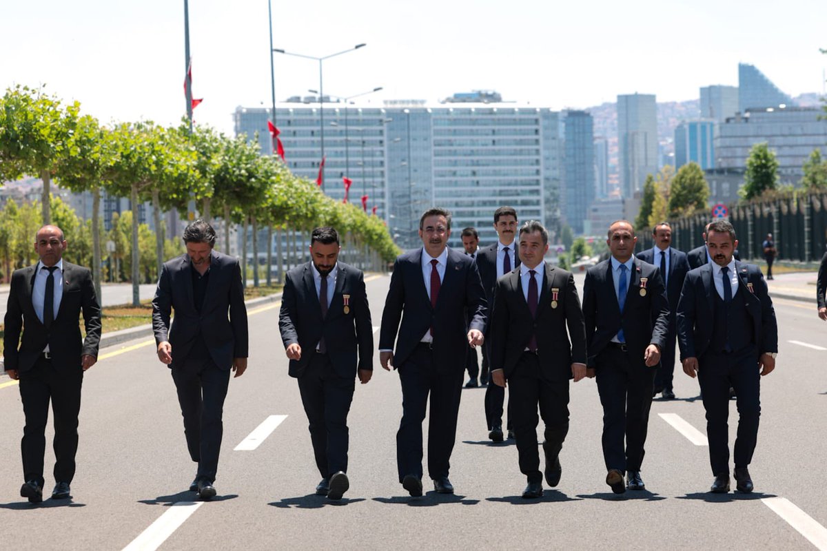 _cevdetyilmaz's tweet photo. #15Temmuz şehitlerimizin yakınları ve gazilerimiz ile birlikte 15 Temmuz Demokrasi ve Milli Birlik Anıtı’nı ziyaret ederek aziz şehitlerimizi dualarla andık.

Rabbim, 15 Temmuz gecesi iradesini darbeci alçaklara çiğnetmeyen, canı pahasına savunan aziz milletimizden razı olsun. https://t.co/UcQUqbjpBd