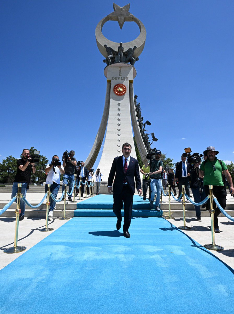 #15Temmuz şehitlerimizin yakınları ve gazilerimiz ile birlikte 15 Temmuz Demokrasi ve Milli Birlik Anıtı’nı ziyaret ederek aziz şehitlerimizi dualarla andık.

Rabbim, 15 Temmuz gecesi iradesini darbeci alçaklara çiğnetmeyen, canı pahasına savunan aziz milletimizden razı olsun.