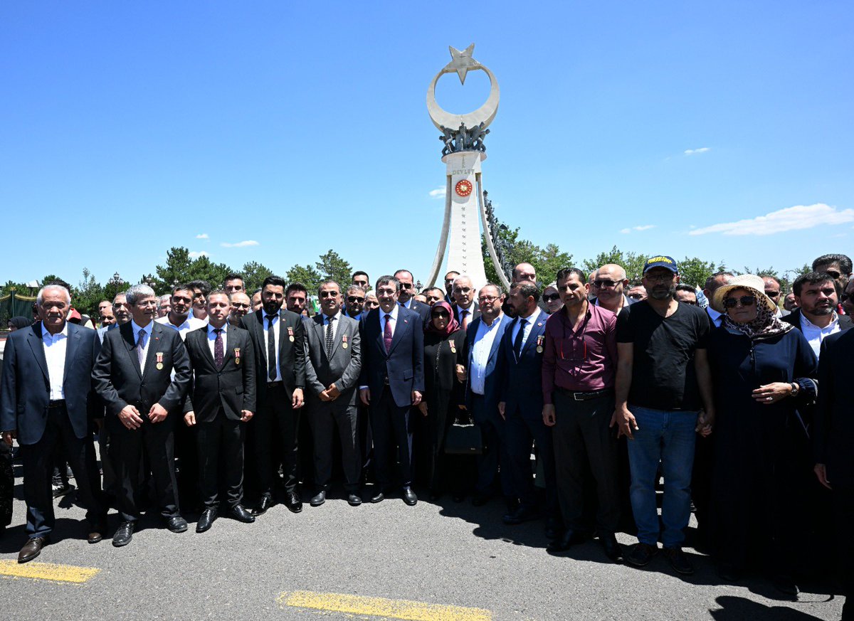 _cevdetyilmaz's tweet photo. #15Temmuz şehitlerimizin yakınları ve gazilerimiz ile birlikte 15 Temmuz Demokrasi ve Milli Birlik Anıtı’nı ziyaret ederek aziz şehitlerimizi dualarla andık.

Rabbim, 15 Temmuz gecesi iradesini darbeci alçaklara çiğnetmeyen, canı pahasına savunan aziz milletimizden razı olsun. https://t.co/UcQUqbjpBd