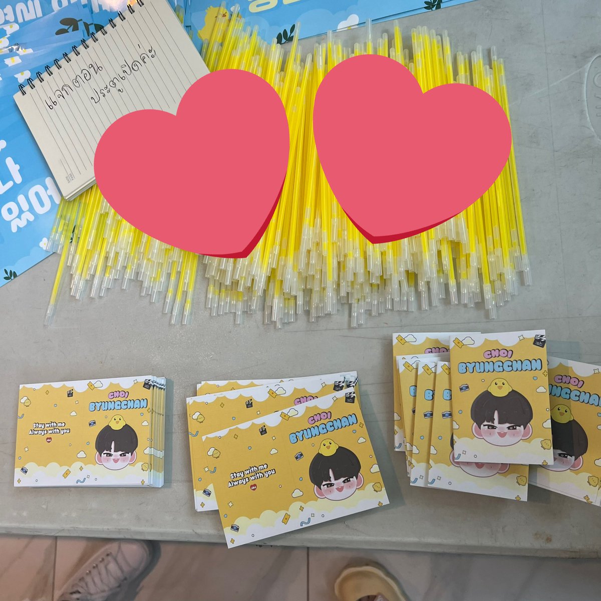 เค้าวางที่ใส่การ์ดกับสติ๊กเกอร์ไว้ที่โต๊ะโปรเจคนะคะ 💛 มาหยิบได้เลยค่า

*แต่ต้องไปพับแล้วก็กรีดรูใส่บัตรเองนะคะ ทำไม่ทันจริงๆแง😭🙏🫶

#ByungChan1stFanmeetinginBKK