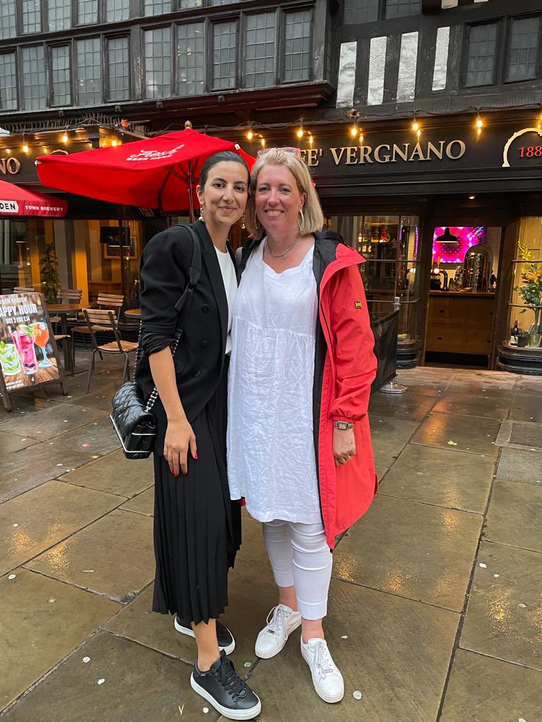 gillypom's tweet photo. Made my day to catch up at last with this wonderful human being last night. ❤️ @PayzeeMalika 
#Shero #DayofMemory Can’t think of anyone I would rather have spent this special day with #neverforget #beautifulBanaz https://t.co/9KNNubhd2B