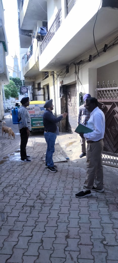 dcmohali's tweet photo. Door to door larvae checking by MC Mohali team....challans are issued to defaulters...
#MohaliAdministration #PostFloodMeasurements #WorkRoundTheClock #PreventionAndProtection #staysafe https://t.co/cx6kA9U2Hd