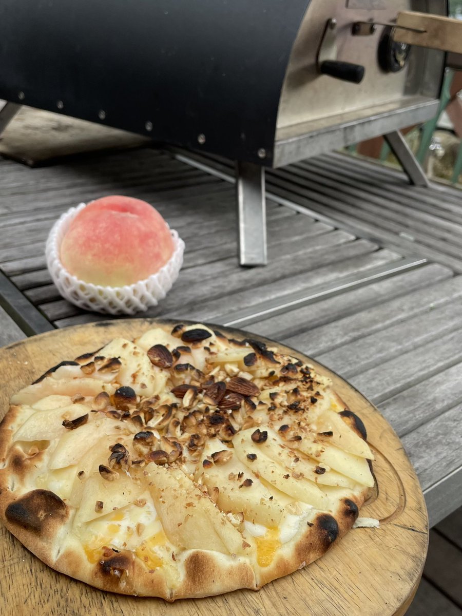 firesidesauna's tweet photo. 南アルプスの甘ーい桃🍑を使って
薪火で焼き上げたモモナッツピザ
贅沢な甘みにチーズが絡まり👍👍👍
#KABUTO #ピザ　#桃　#焚火　#ファイヤーサイド https://t.co/BOis77xTr0