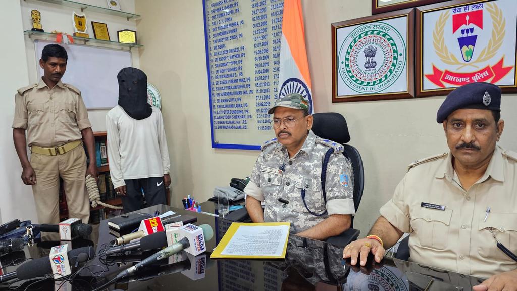 ranchipolice's tweet photo. राँची पुलिस ने व्यवसायी नसीम अहमद से रंगदारी मांगने के मामले में पीएलएफआई के पूर्व एरिया कमांडर को गिरफ्तार कर न्यायिक हिरासत में भेज दिया है। गिरफ्तार एरिया कमांडर खूंटी जिले के लियाकत अली लेन का रहने वाला है। @JharkhandPolice @Lathkar_IPS @amolhomkar_IPS https://t.co/geYywQqW2g