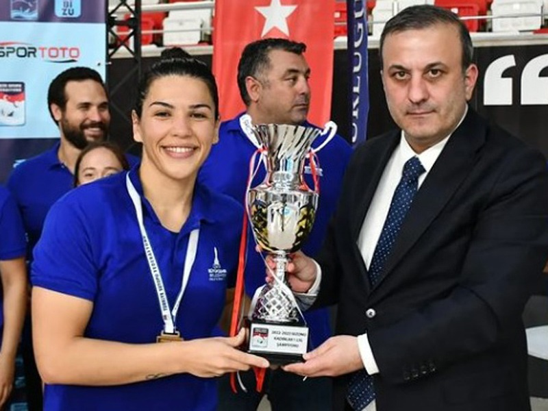 İzmir Büyükşehir Belediyesi, su topunda başarıdan başarıya koşuyor.  İzmir tarihinde ilk kez kadınlar kategorisinde Avrupa kupalarına katılacağız.

➡️ izmirbsbspor.org/tr/Haberler/21…

<a href="/izmirbld/">İzmir Büyükşehir Belediyesi</a> <a href="/tuncsoyer/">Tunç Soyer</a> <a href="/izmirhim/">İzmir HİM</a> <a href="/SutopuFed/">Türkiye Sutopu Federasyonu</a> 

#İzmirİçinSpor #SporKentiİzmir #BizVarız